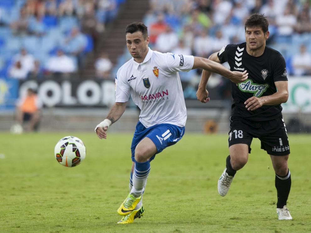 Javier Paredes disputa un balón con Jaime en el Real Zaragoza-Albacete de la temporada pasada en La Romareda.