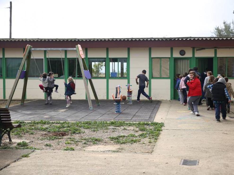 Barracones con techo de amianto o uralita en el colegio de Peñaflor.