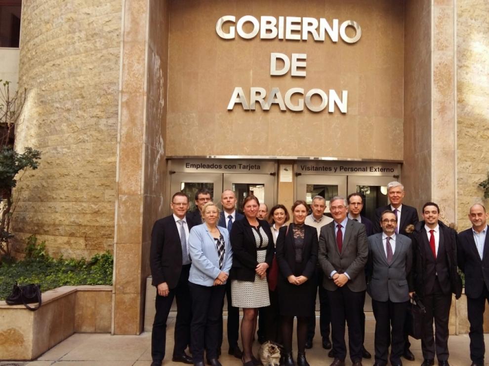 Foto de familia de la delegación danesa con miembros del Gobierno de Aragón.