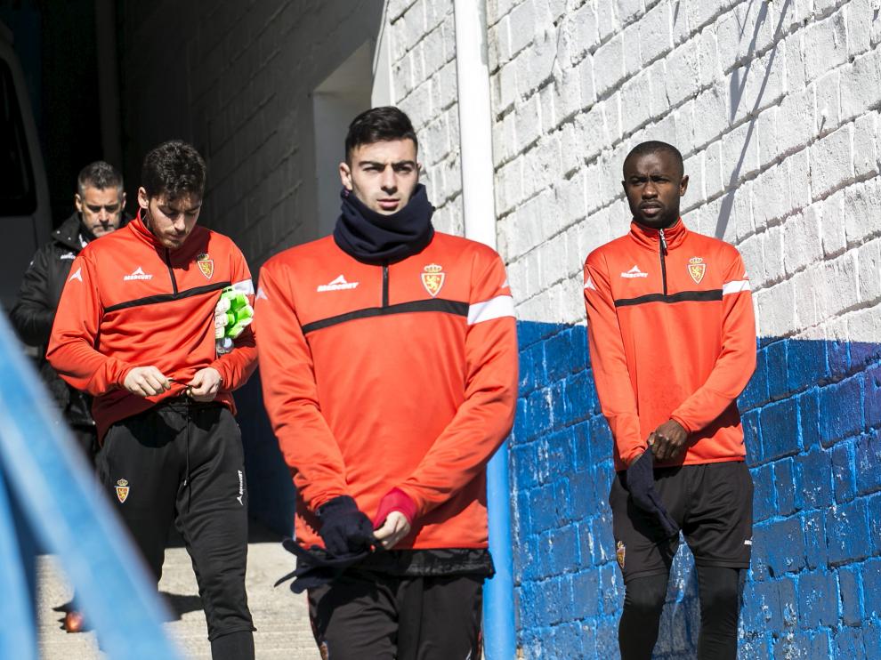 Los jugadores del Real Zaragoza saltan a La Romareda durante el entrenamiento de este viernes