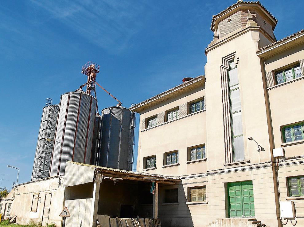 Aspecto exterior de la harinera Monegros, que está situada en el barrio de la Estación de Sariñena.