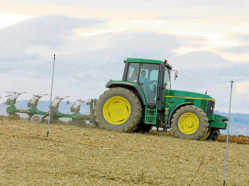 Un agricultor realiza las labores de preparación de la tierra para la siembra de maíz.