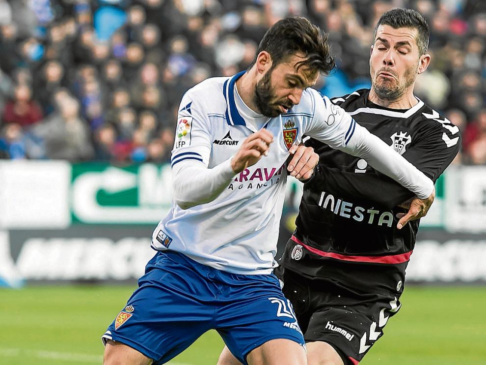 Alberto Guitián, en plena pelea con un futbolista del Albacete.
