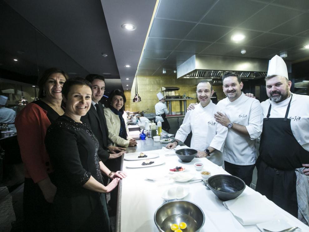 Isabel Baquedano, Charo Cenis, Eloy Ascaso, Raquel Baldellou, Iván Acedo, Raúl Marqueta y Óscar Rodríguez, en la cocina de River Hall.