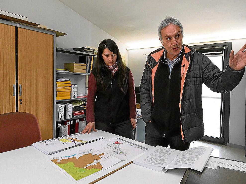 La alcaldesa, Esther Cereza, con Ramón Solana, uno de los arquitectos redactores del plan.