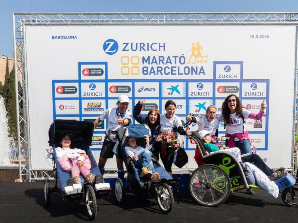 Los tres hermanos, en el podio solidario del Maratón de Barcelona.