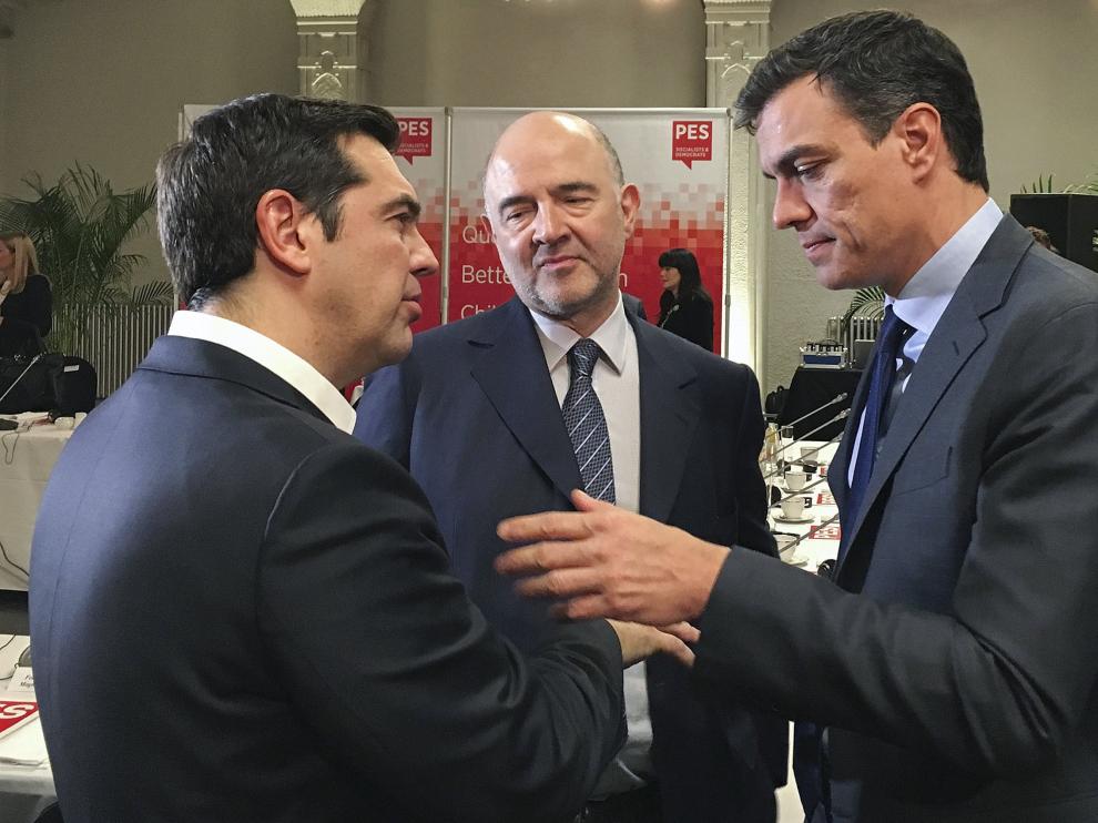 Pedro Sánchez durante su conversación con Alexis Tsipras.