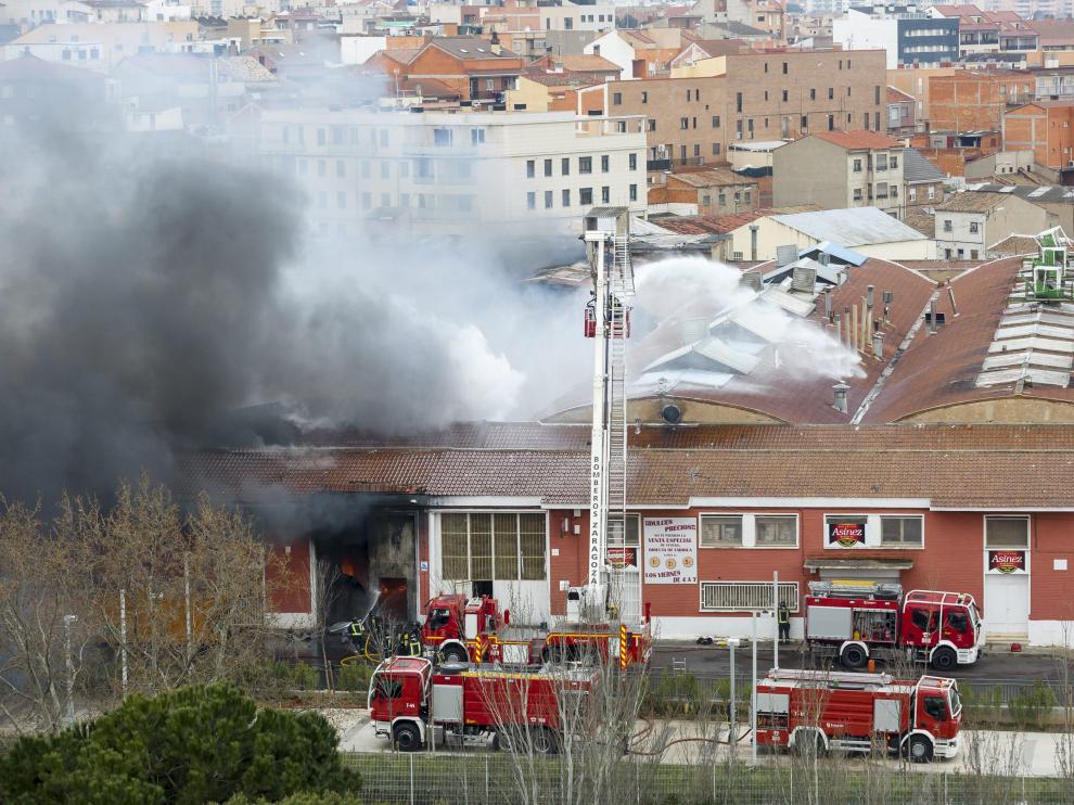 La fábrica de Galletas Asinez de Valdefierro durante el incendio ocasionado en la madrugada del miércoles.