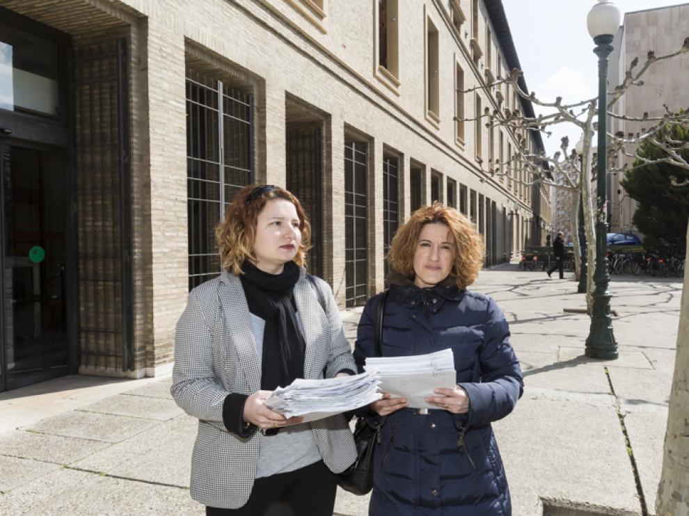 Gabriela Tapalaga y Domitila Monterde han entregado las firmas en el Pignatelli
