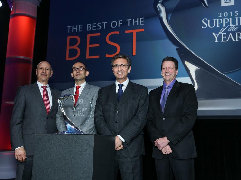 Paco Caro, director de Operaciones de CEFA, y Carlos Baratto, de Ingeniería de CEFA en el centro reciben el premio de manos de Tom Macmillen y Robert Reuter, jefes de Compras de Interiores e Ingeniería de GM.