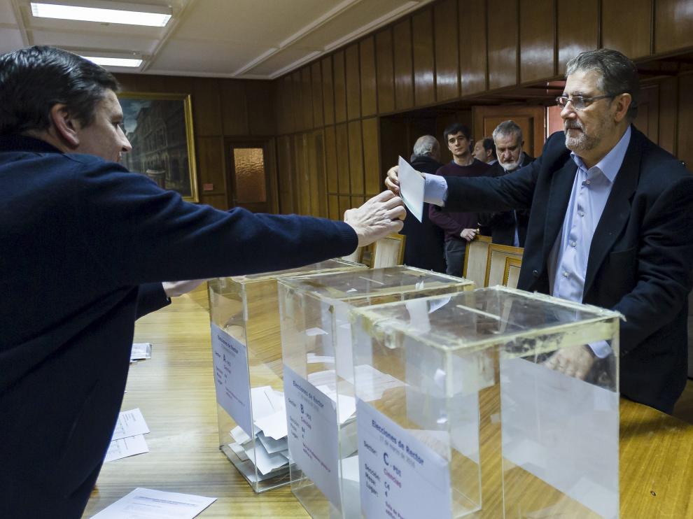 José Antonio Mayoral, único candidato a rector de la UZ, ha depositado este jueves su voto