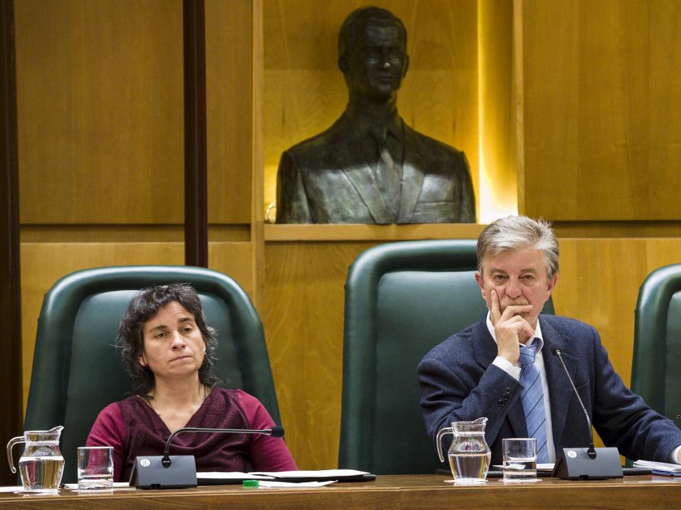 Luisa Broto y Pedro Santisteve durante un pleno en el Ayuntamiento de Zaragoza