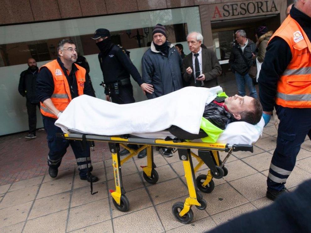 Daniel Giménez, conductor de Auzsa, es trasladado por la ambulancia tras ser agredido por un directivo de la empresa