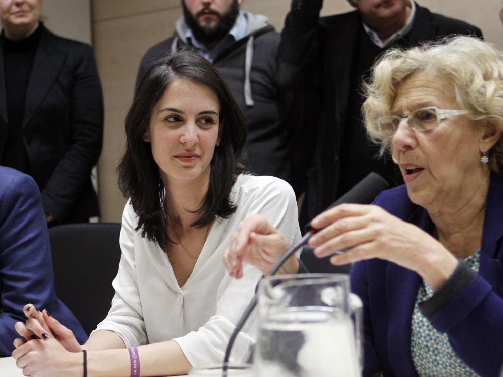 Rita Maestre junto a Manuela Carmena, este viernes durante la rueda de prensa ofrecida tras conocerse su condena.