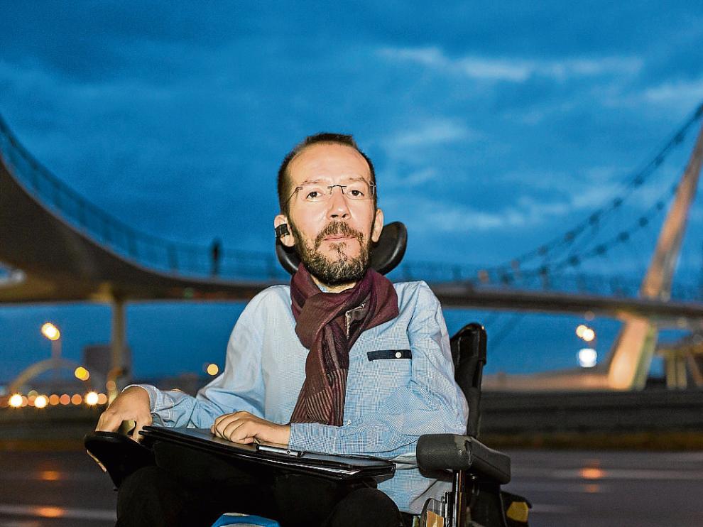 Pablo Echenique, ayer, en la estación de Delicias antes de tomar el AVE con destino Madrid.