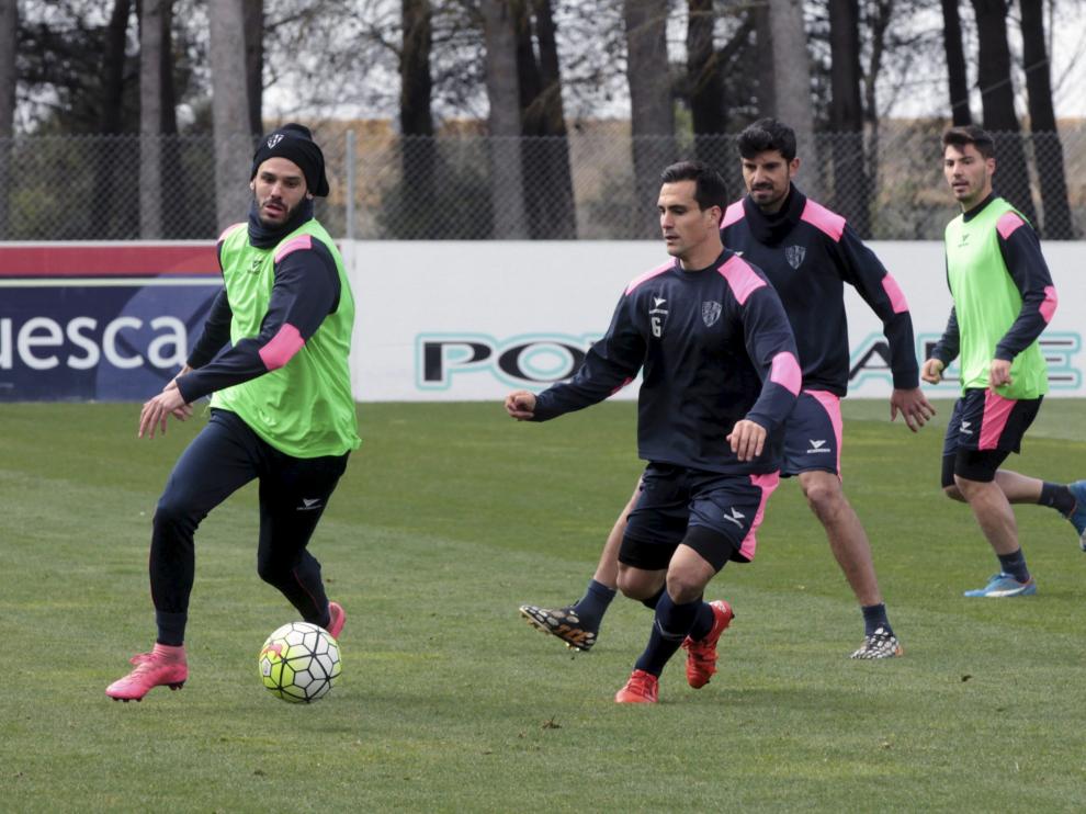 Los jugadores del Huesca, durante un entrenamiento