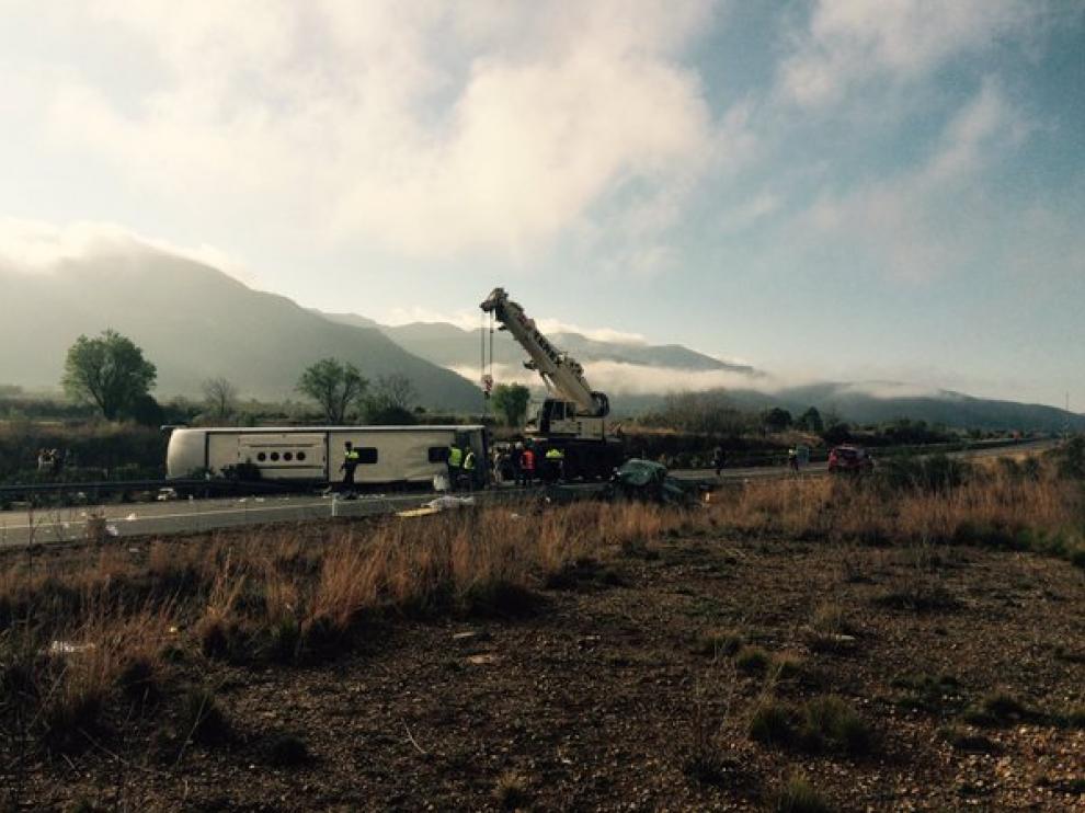 Imagen del accidente de autocar ocurrido este domingo en la AP-7, en la provincia de Tarragona.