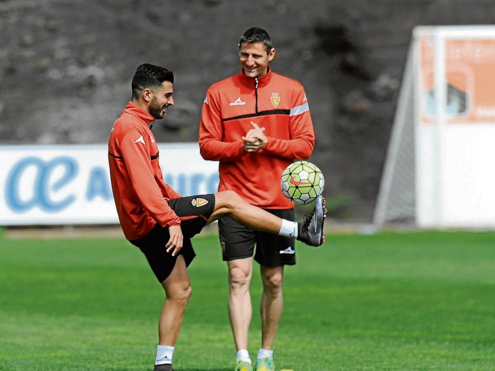 Ángel, junto a Rubén, en las instalaciones de El Mundialito, donde entrenó ayer el Real Zaragoza.
