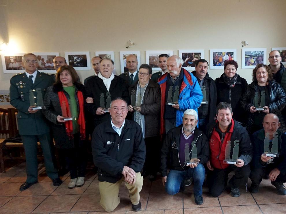 El grupo de pioneros del turismo de la zona que fueron homenajeados en Rodellar.