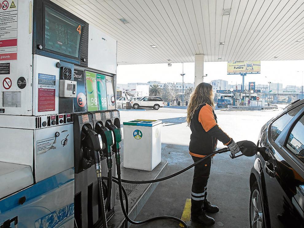 Repostar gasolina puede salir más caro en estos días.