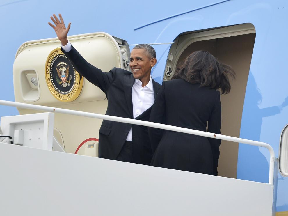 El presidente de EE. UU. Barack Obama embarca junto a la Primera Dama Michelle Obama en el Air Force One
