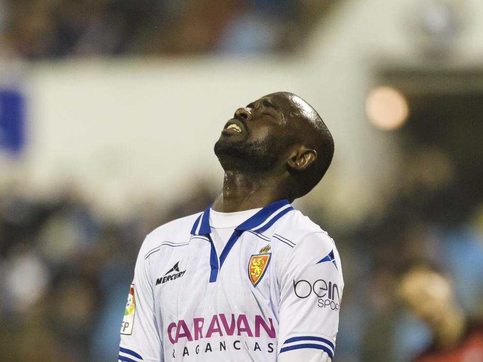 Pape Diamanka se lamenta de una ocasión perdida en el partido jugado ante el Mirandés.