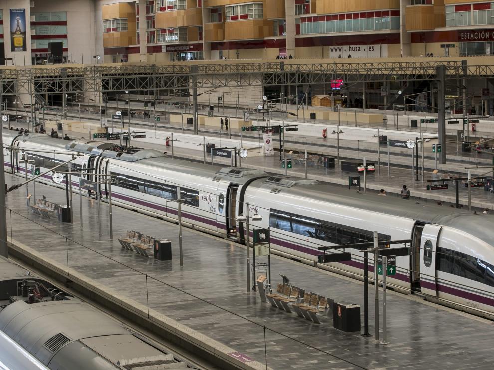 Varios trenes, en la estación de Delicias de Zaragoza.