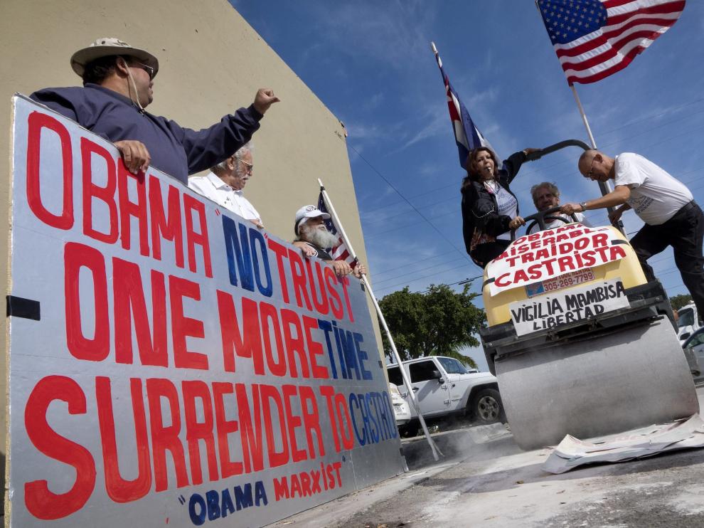 Exiliados cubanos en Miami se manifiestan contra la visita de Barack Obama a Cuba.