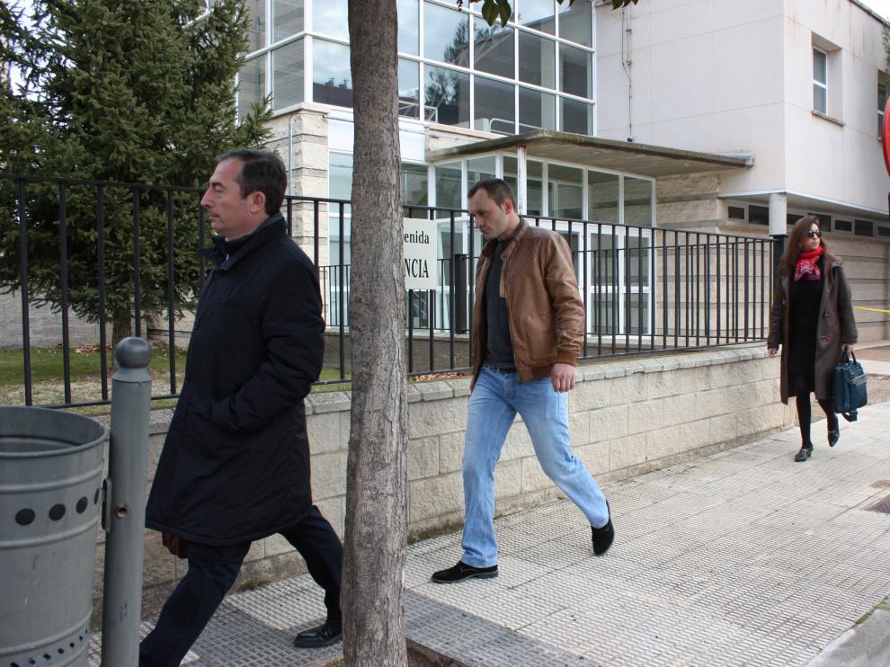 Silviu Rosca con cazadora marrón- extrabajador de los Franco, acudió al Juzgado de Calamocha a declarar.