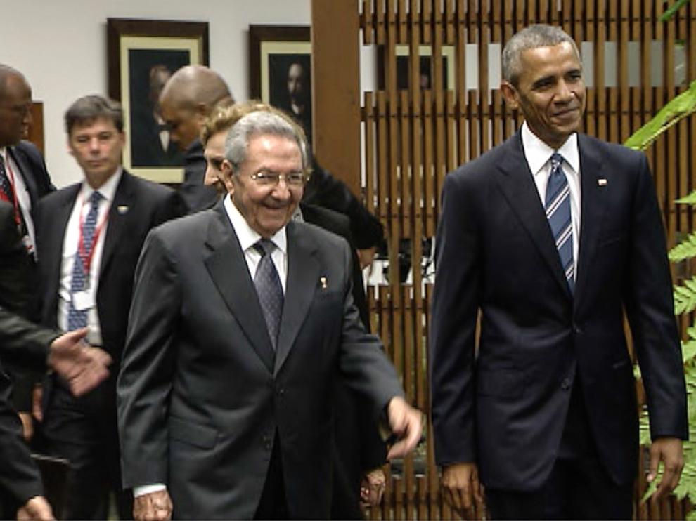 Barack Obama y Raúl Castro durante la reunión mantenida este lunes.