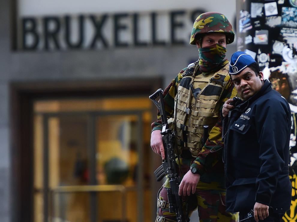 Las fuerzas de seguridad belgas desplegadas en Bruselas tras los atentados de este martes.
