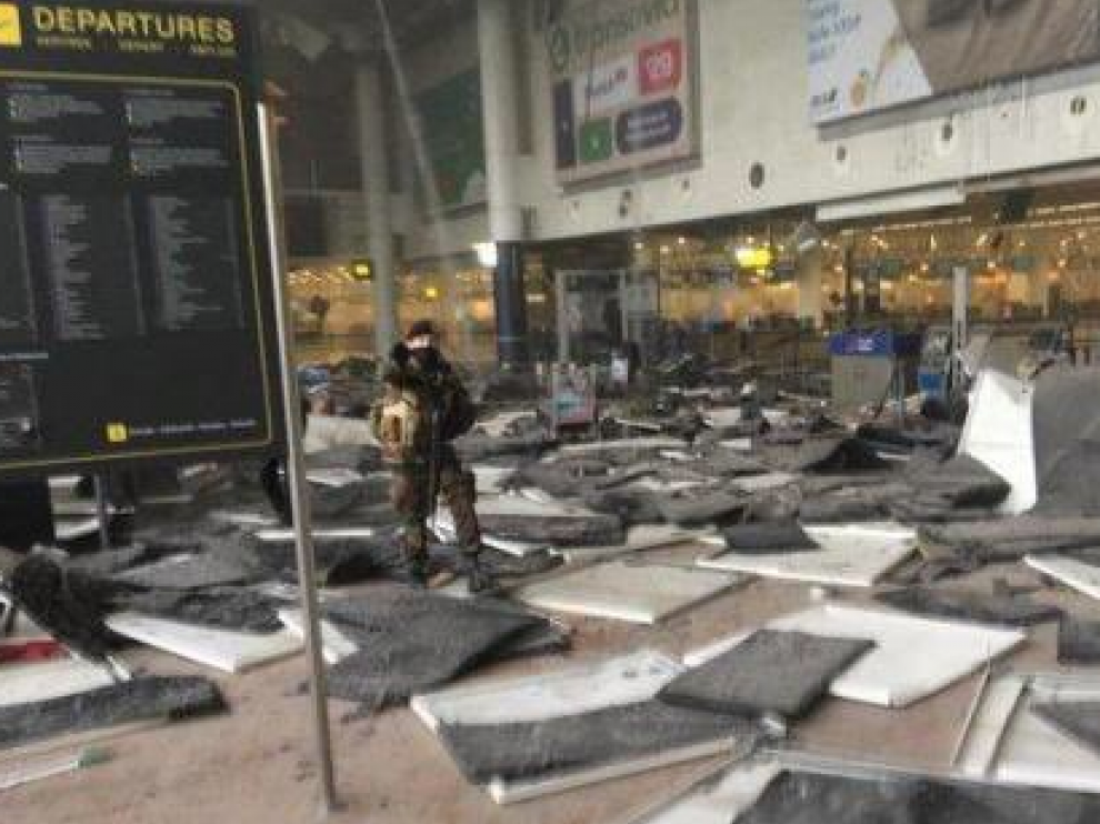 El interior del aeropuerto ha quedado muy dañado.