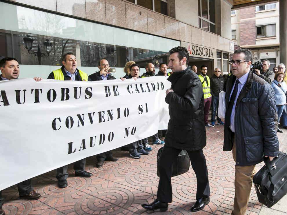 Los responsables de Auzsa entran en la reunión del SAMA ante trabajadores en huelga, ayer por la mañana.