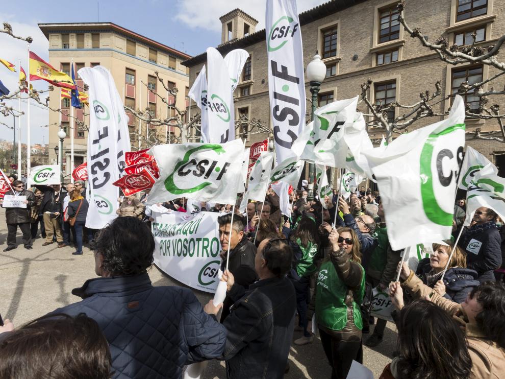 Más de un centenar de sindicalistas han participado en la protesta ante el Pignatelli