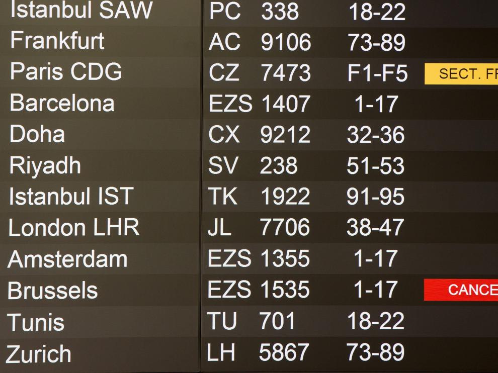 Imagen del aeropuerto de Ginebra (Suiza), en la que se muestra la cancelación de los vuelos a Bruselas.