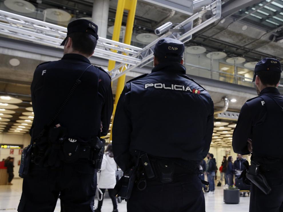 Policías nacionales este martes en el aeropuerto de Barajas.