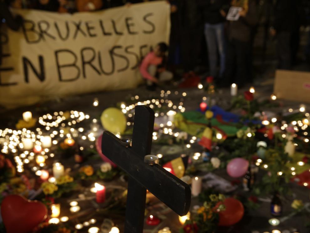 Homenaje a las víctimas, frente al edificio de la Bolsa en Bruselas.