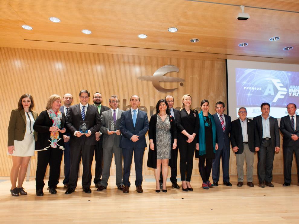 Los premiados, los finalistas y los organizadores de los premios 'Aragón, empresa y futuro' tras la entrega de las distinciones en Ibercaja, ayer en Zaragoza.