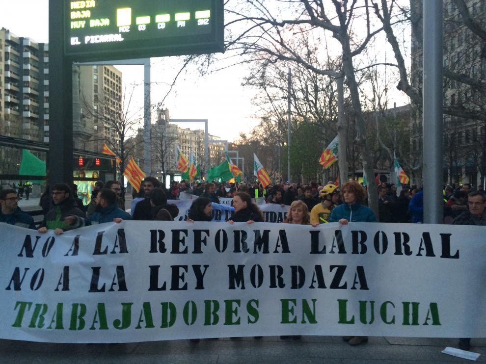 Una docena de colectivos se movilizan en contra de la reforma laboral.