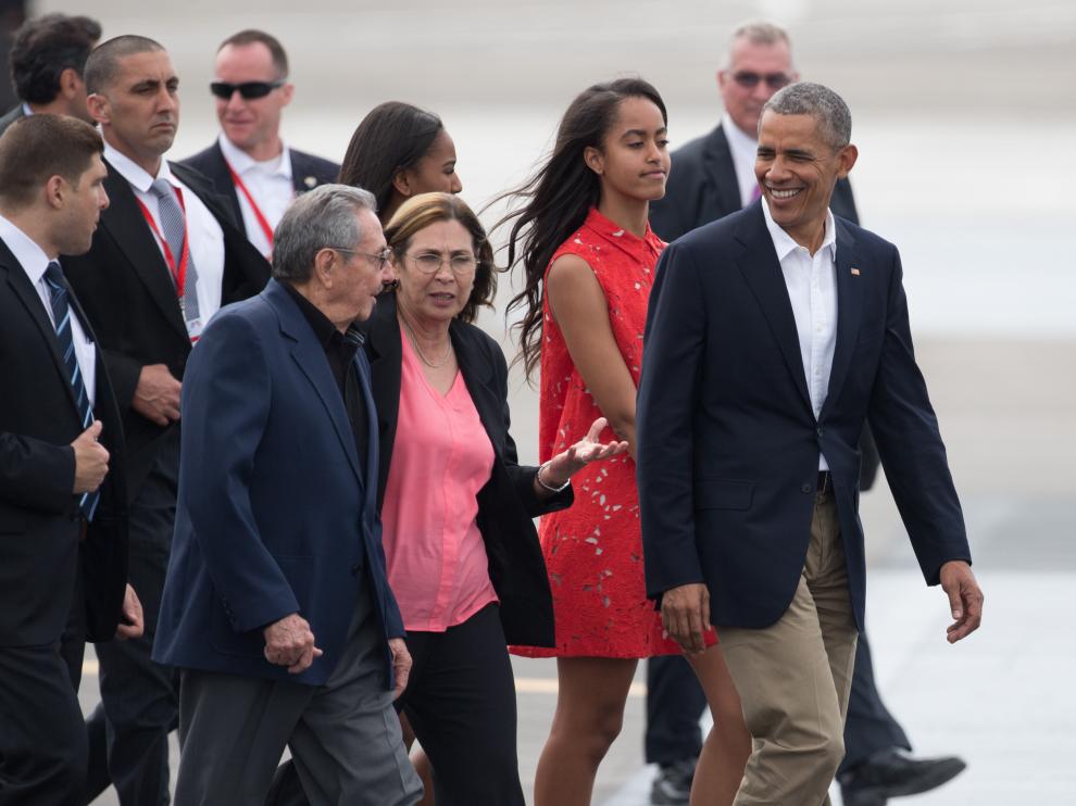 Raúl Castro acude a despedir a Barack Obama y su familia al aeropuerto de La Habana.