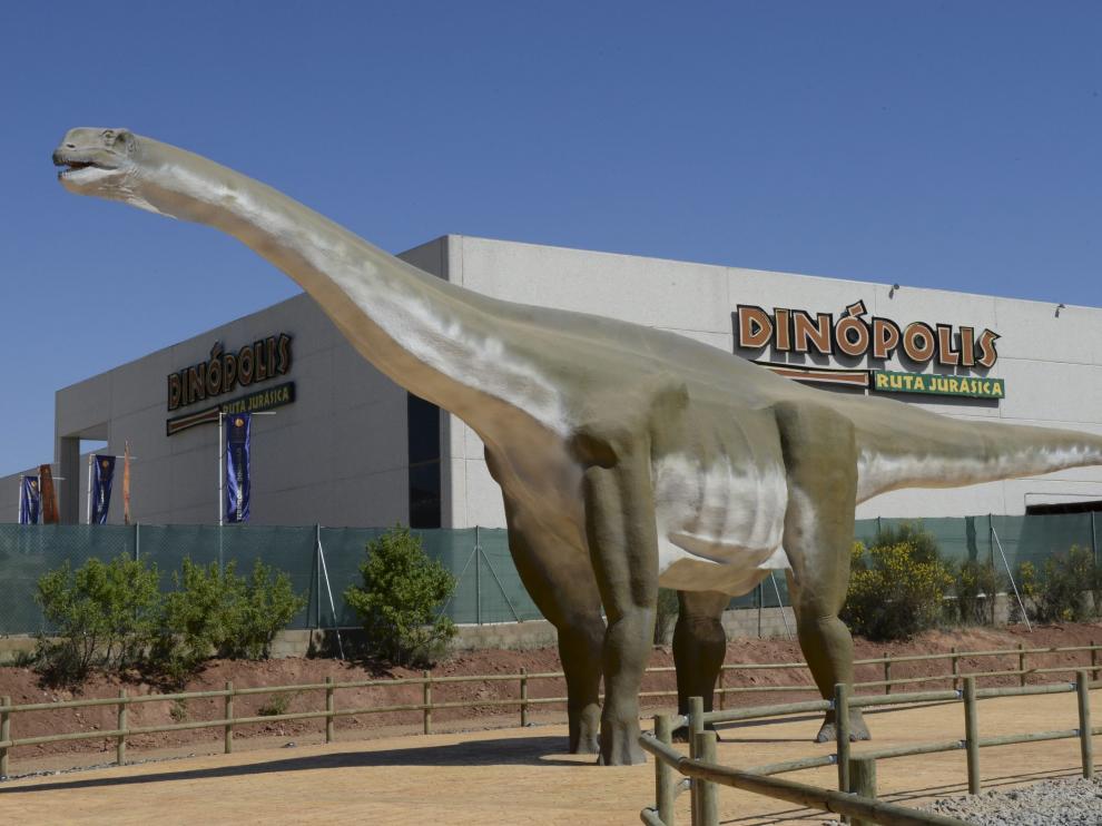 Una réplica del Turiasaurus, en Dinópolis.
