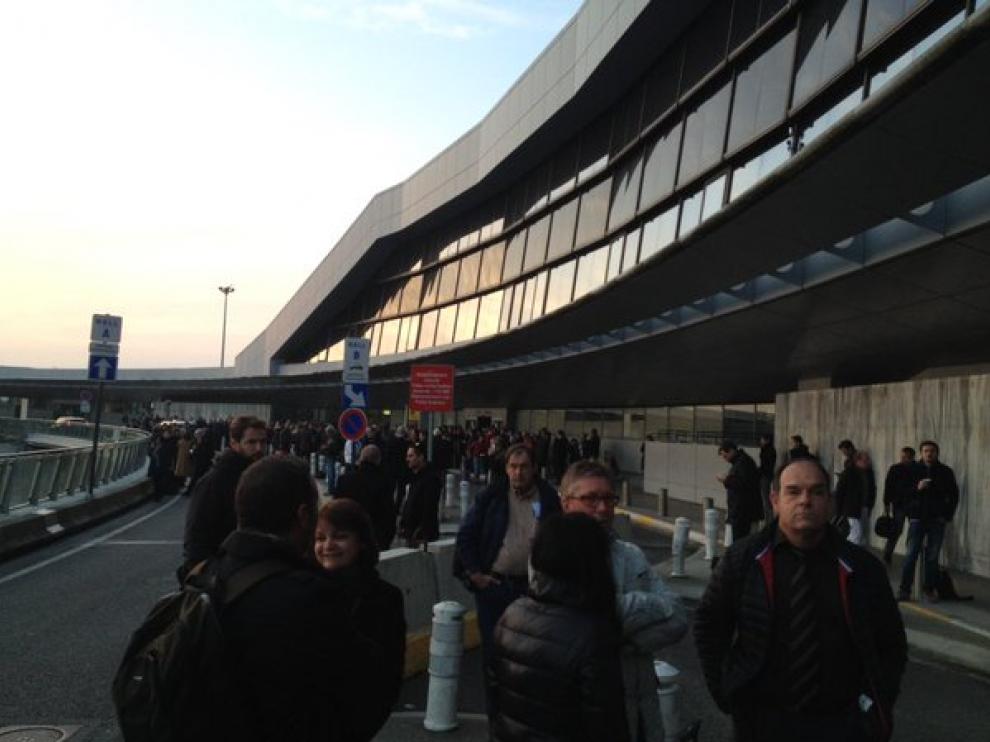 Decenas de viajeros en el exterior del aeropuerto de Toulouse.