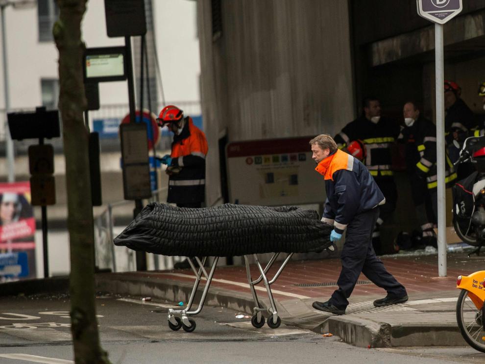 Traslado de uno de los fallecidos en los atentados