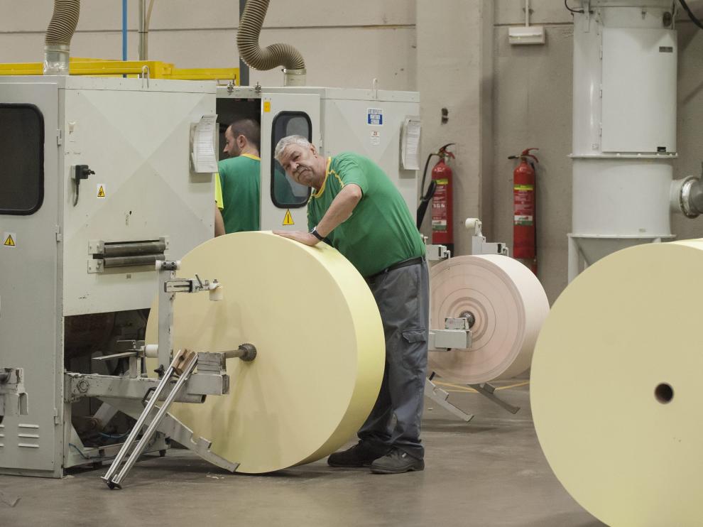 Un empleado, en la planta de Mann+Hummel en Zaragoza.