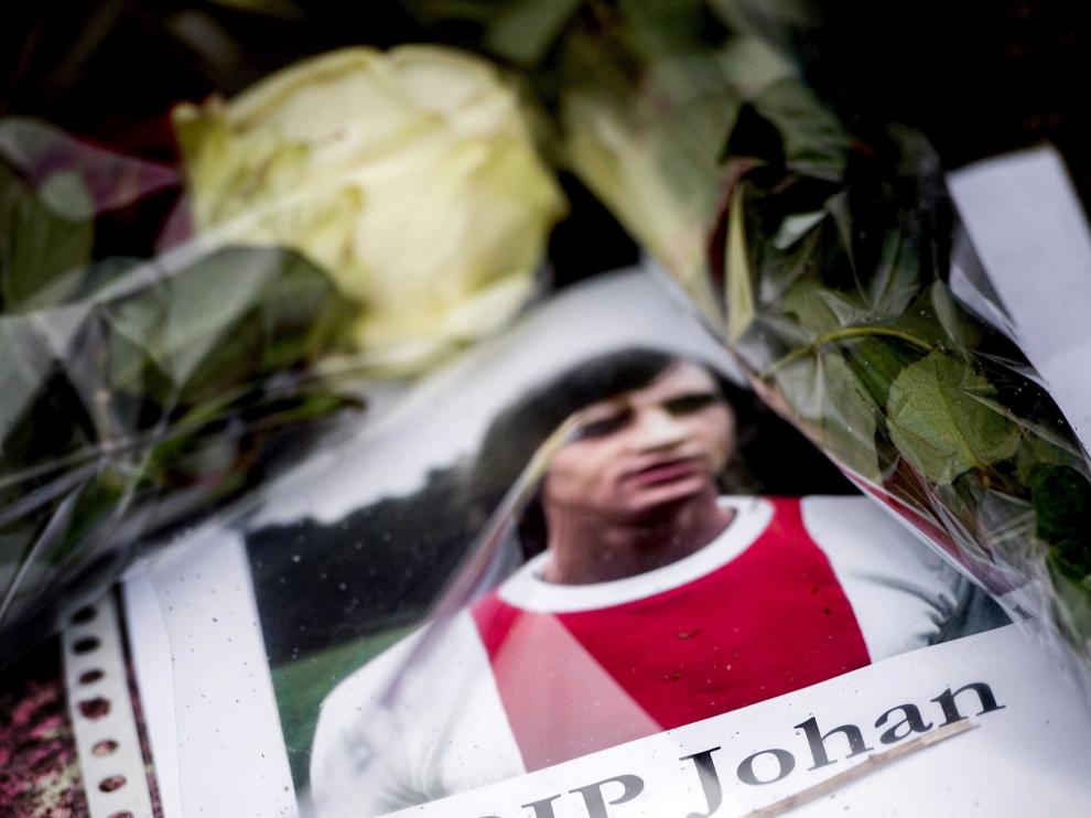 Flores junto a una foto de Cruyff en un homenaje en Holanda.