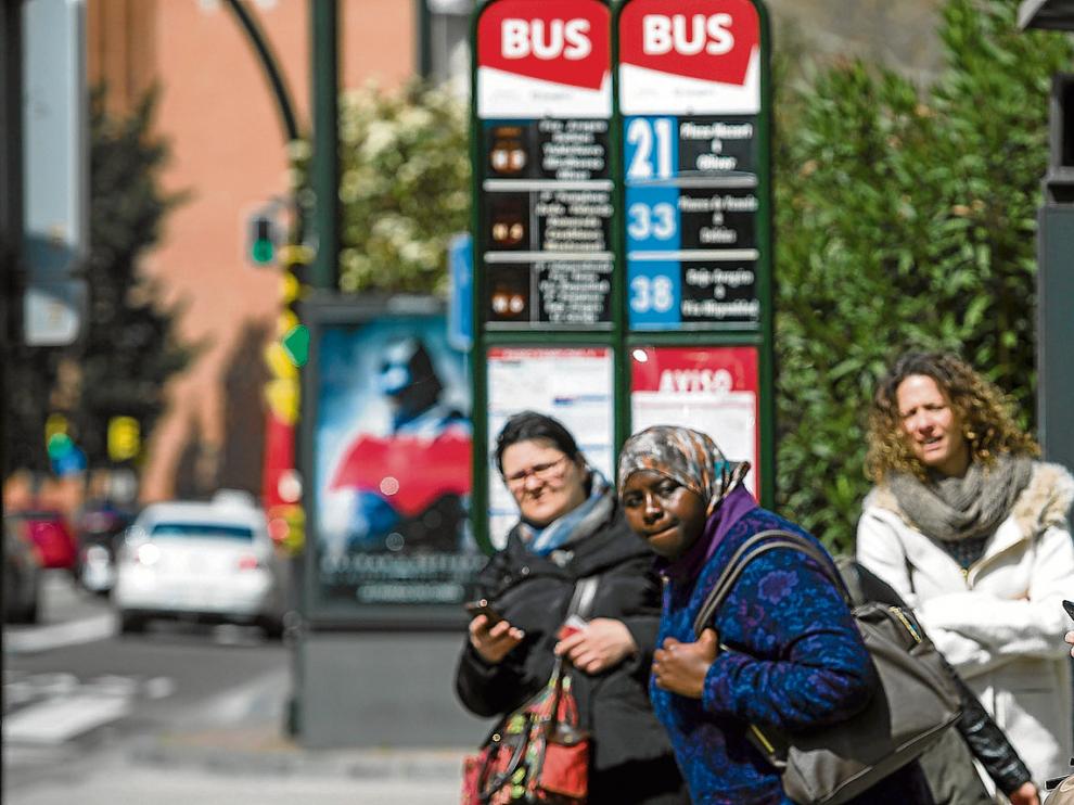 Una parada del bus en el paseo de Pamplona, ayer, cuando se cumplían 106 días ininterrumpidos de huelga.