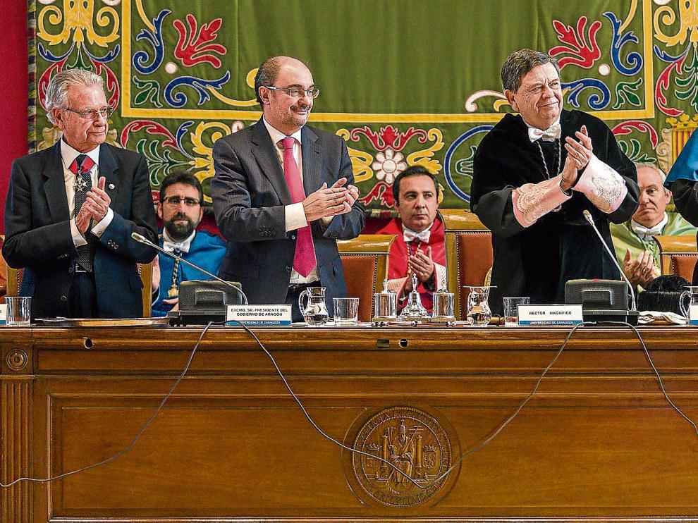 El presidente del Consejo Social de la Universidad, Manuel Serrano; el presidente del Gobierno de Aragón, Javier Lambán; y los dos rectores:el saliente, Manuel López, y el electo, José Antonio Mayoral.