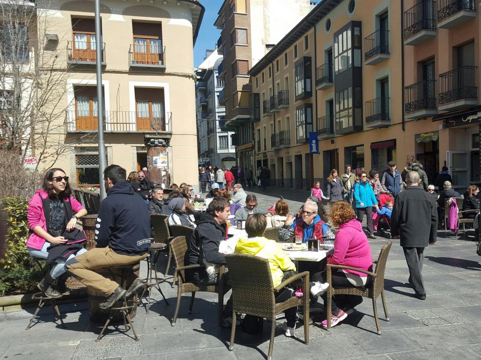 Los turistas llenaron las terrazas de Jaca, como esta de la plaza de San Pedro, a la hora del vermú.