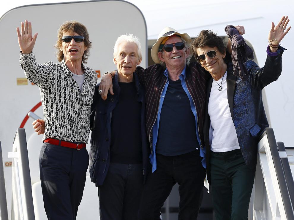 Mick Jagger, Charlie Watts, Keith Richards y Ronnie Wood saludan a su llegada a la Habana.