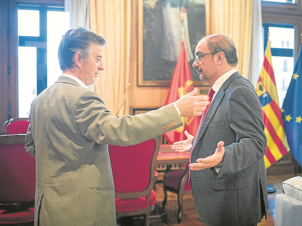 El alcalde de Zaragoza, Pedro Santisteve, y el presidente de la DGA, Javier Lambán, el pasado octubre.